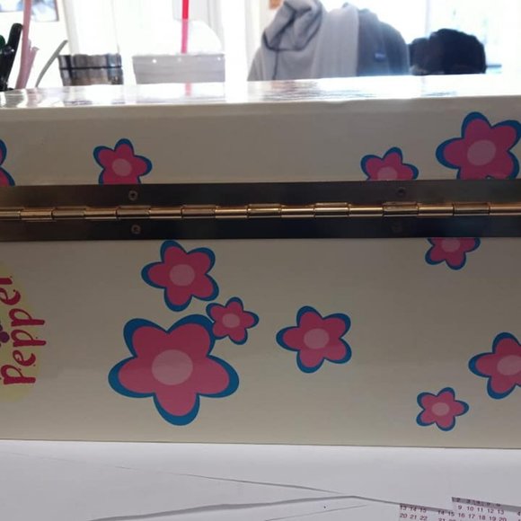 Collectible Madame Alexander Hannah Pepper Trunk Set - Picture 5 of 8